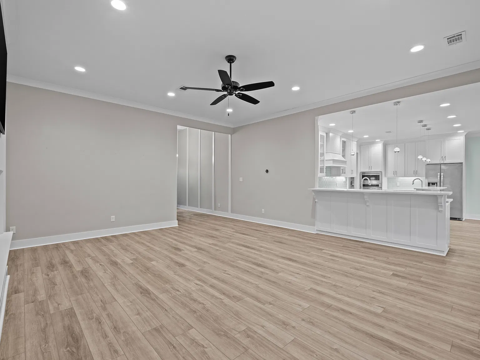 4 bed, 3400 sqft, $3,400 — Photo 2