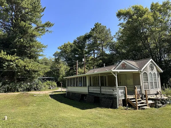 94 Sour Ln, Falling Waters, WV 25419