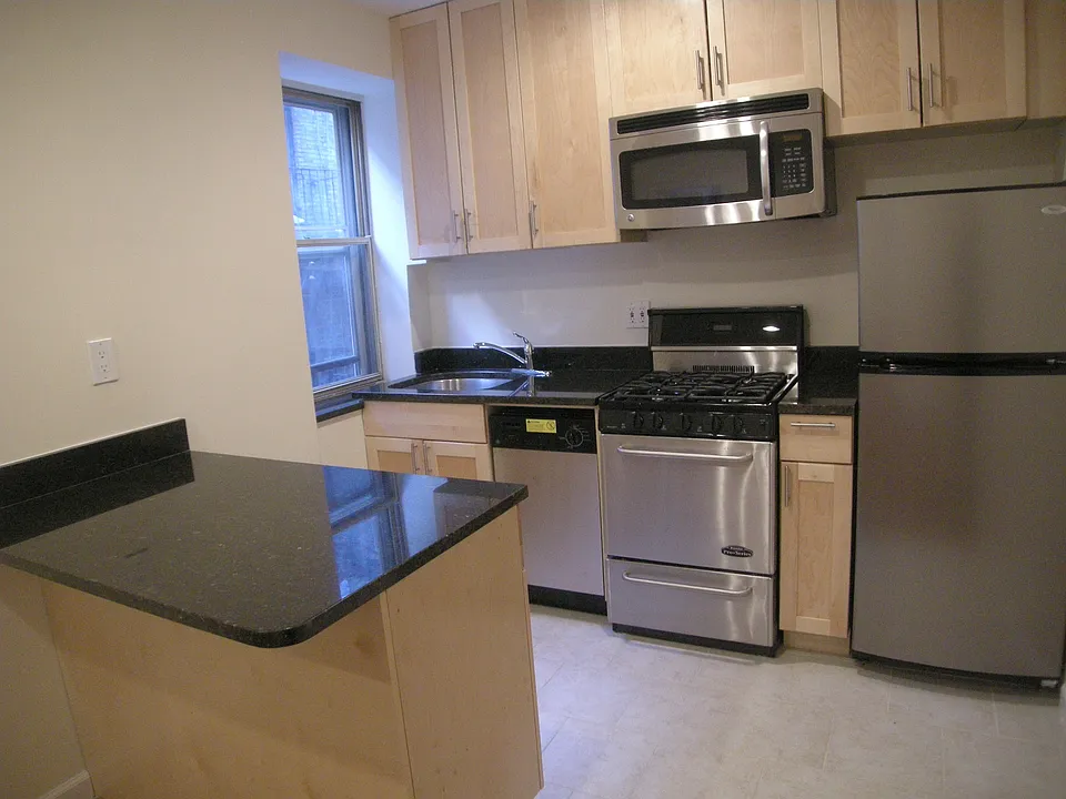 347 E 65th St #3RE