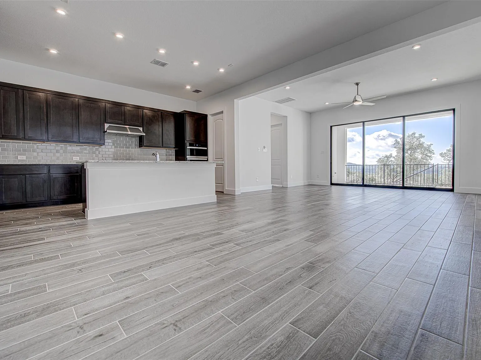 5 bed, 4.0 bath, 3072 sqft, $3,190 — Photo 3