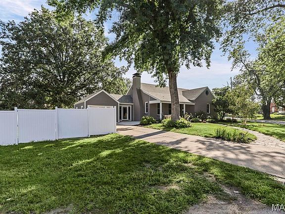 3rd image of 204 Marilyn Dr