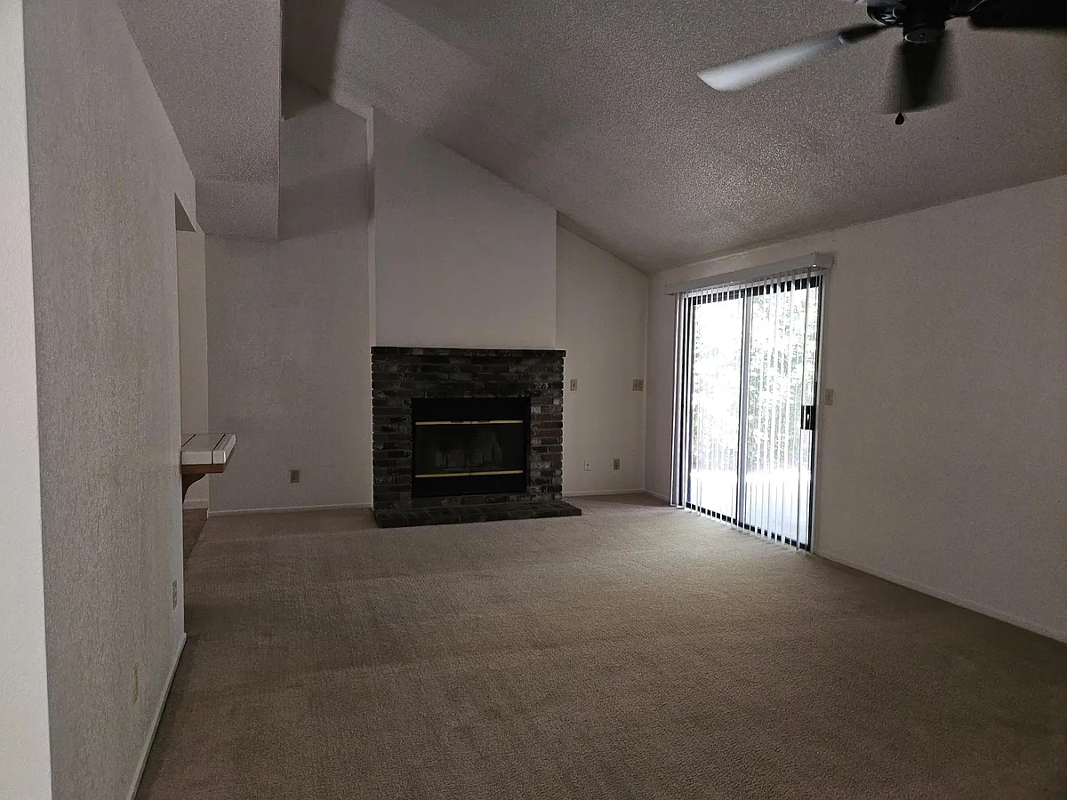 Building Photo - 1548 E Deyoung Dr