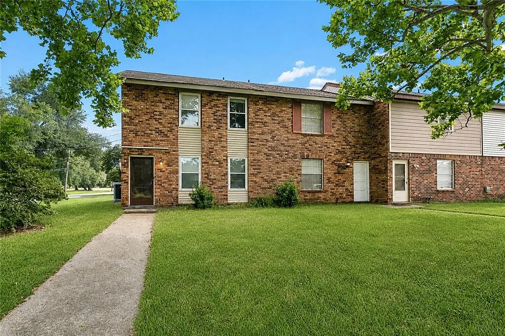 3 bed, 1.5 bath, 1400 sqft, $1,575 — Photo 1