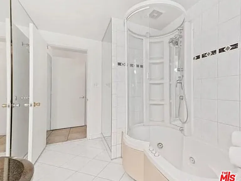 4363 Hayvenhurst Ave — Photo 46