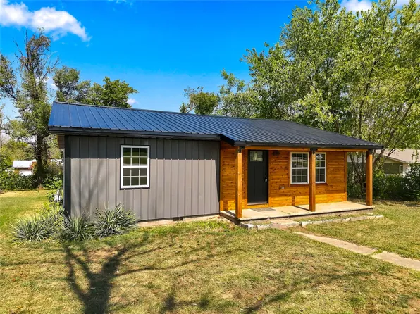 423 W Locust St, Stilwell, OK 74960