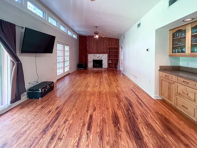 411 NW 26th St — Photo 4