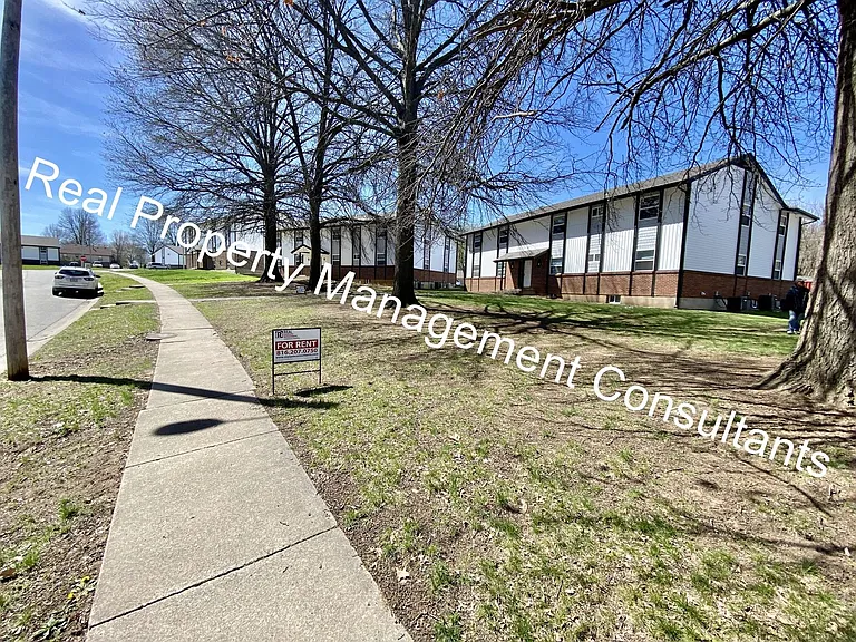 2201 Twin Oaks Dr — Photo 1