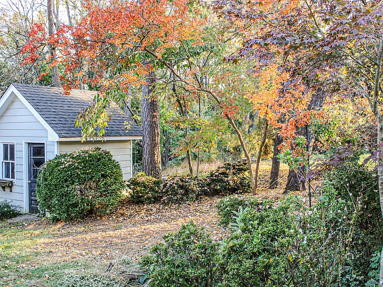 1205 Bixham Ln — Photo 17