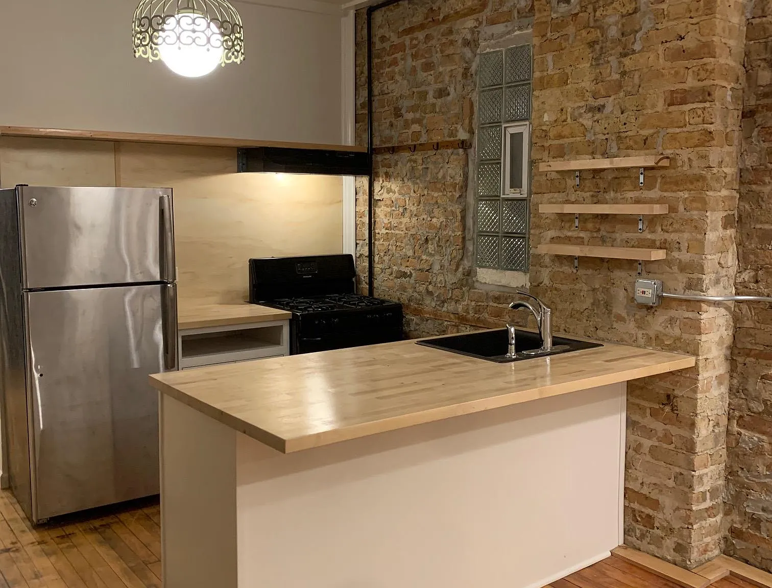 2 bed, 900 sqft, $1,600 — Photo 2