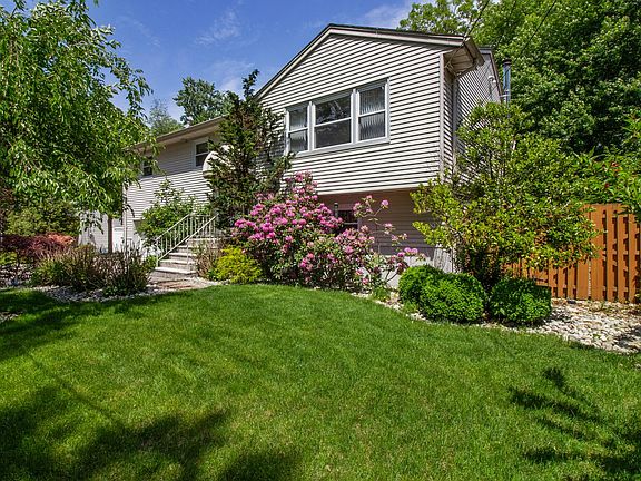 3rd image of 49 Lewis Pl