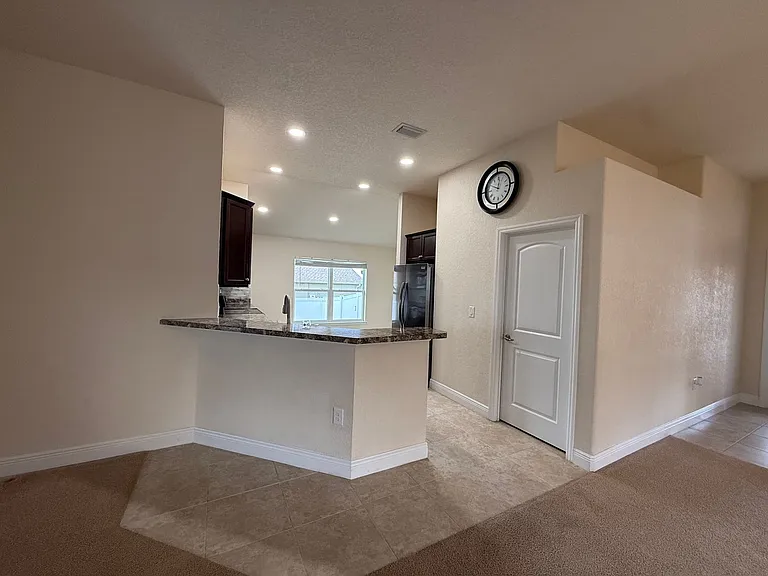 585 W Runyon Loop — Photo 15