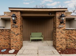 25106 Hamilton Ct, South Lyon, MI 48178