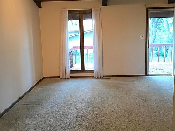 5th image of 610 E Hillcrest Dr