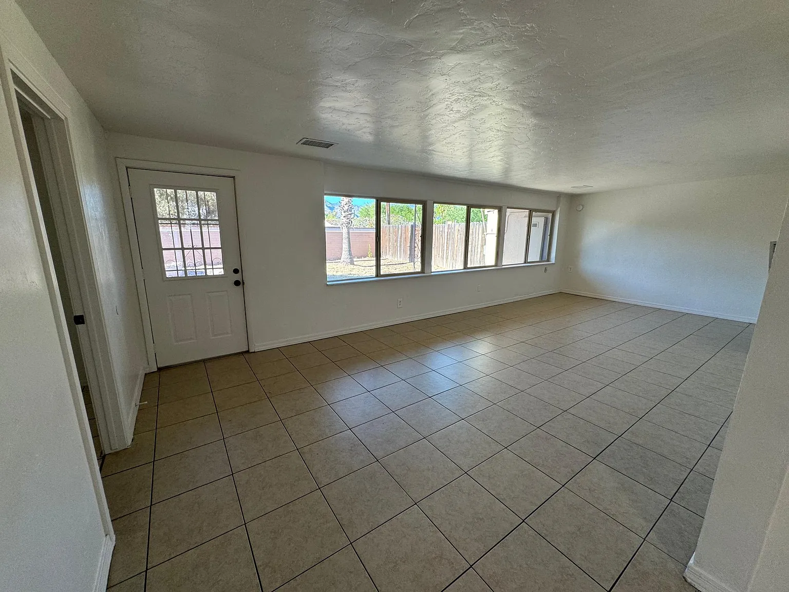 3 bed, 1930 sqft, $1,875 — Photo 2