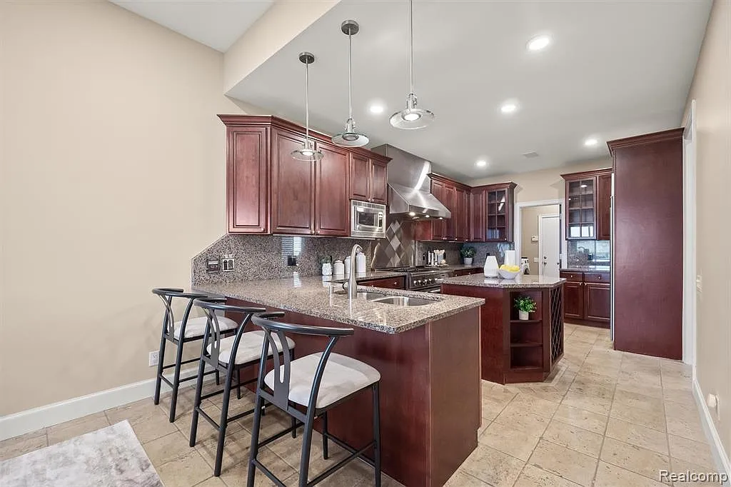 3 bed, 3120 sqft, $10,000 — Photo 3