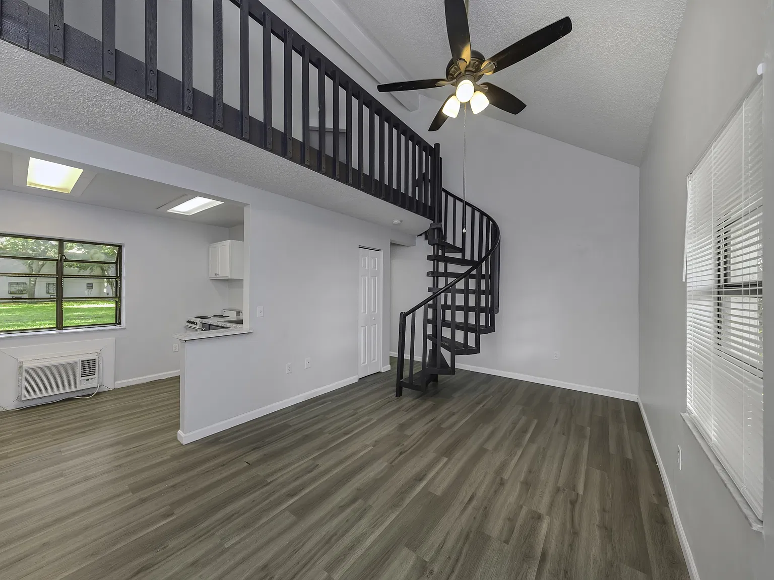 2122 Bradford St — Photo 4