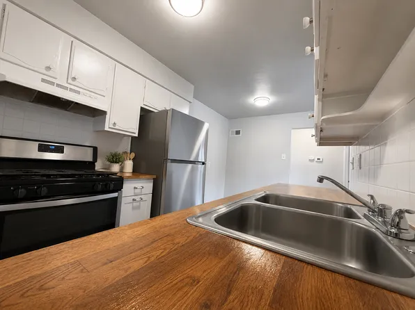 3601 Hallmark Ln APT D, Saint Louis, MO 63125