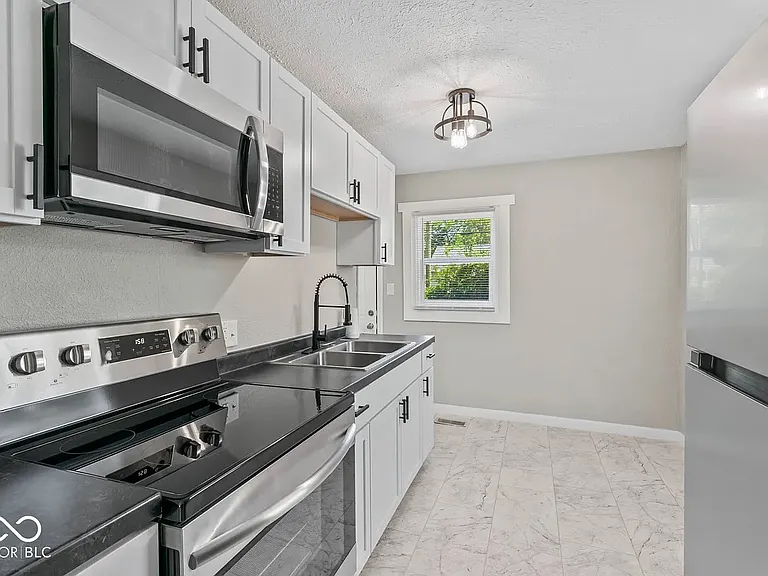 2257 N Tibbs Ave — Photo 7