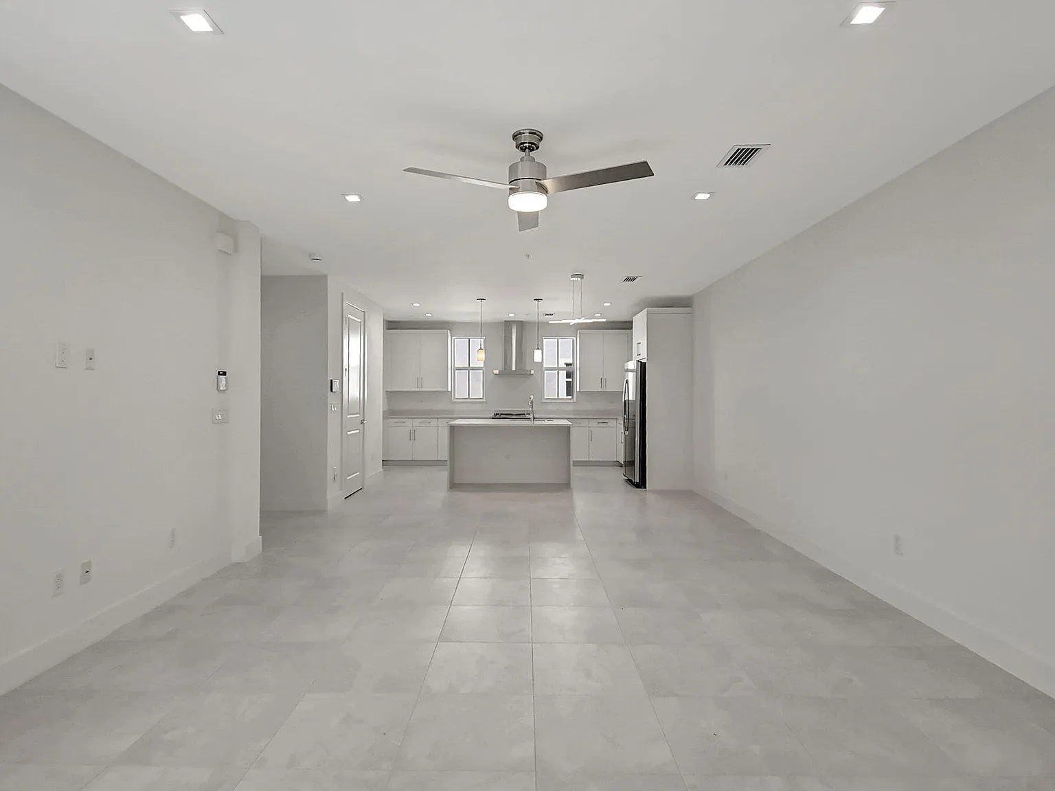 3 bed, 4.0 bath, 1935 sqft, $5,000 — Photo 3