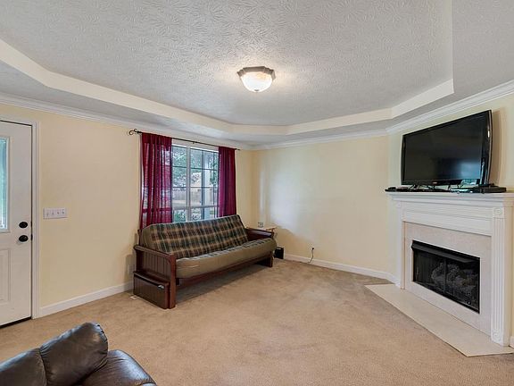 5th image of 302 Highland Dr