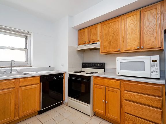 4th image of 4950 N Marine Dr
