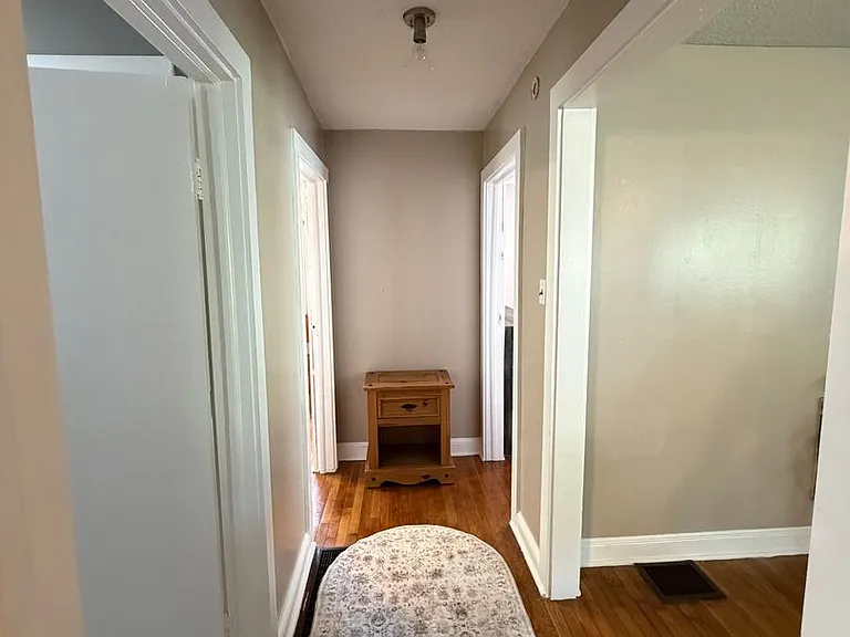 819 Summerville Rd — Photo 10