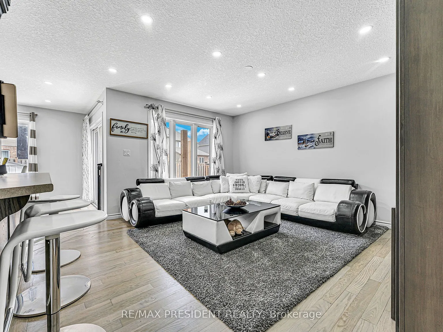 3 bed, $2,900 — Photo 4