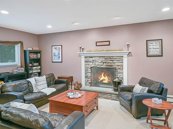 3rd image of 334 Wyandanch Rd