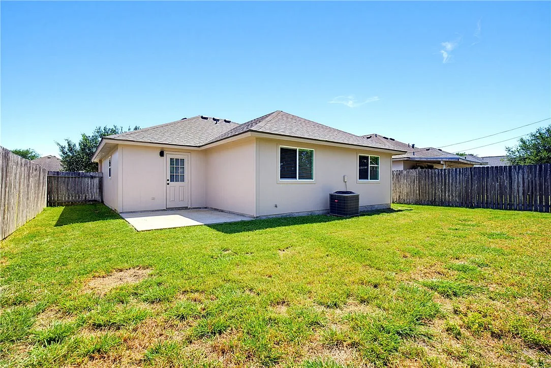 3 bed, 1144 sqft, $2,000 — Photo 3