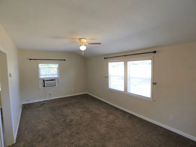 575 E St — Photo 2