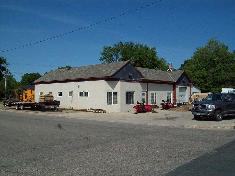 2nd image of 124 Railroad St W