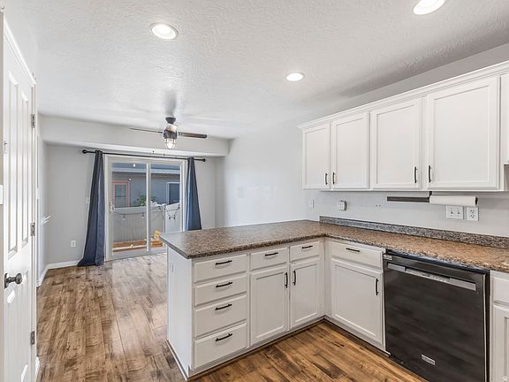 4th image of 563 W Goldenrod Way