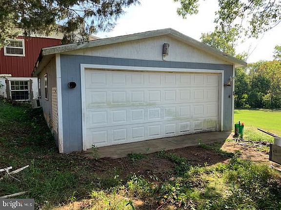 Detached garage