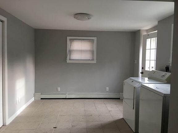 Entry with washer and dryer