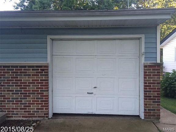 4th image of 890 Iris Dr