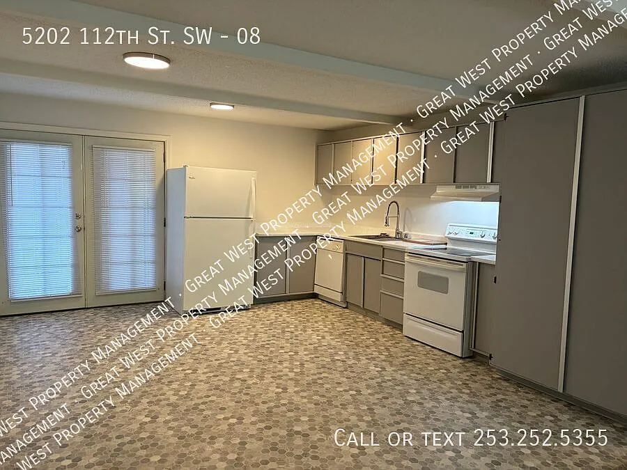 Beautiful Remodeled 3 Bed Apartment w/Private Yard! 1st Month Free (w/August Move-in) — Photo 3
