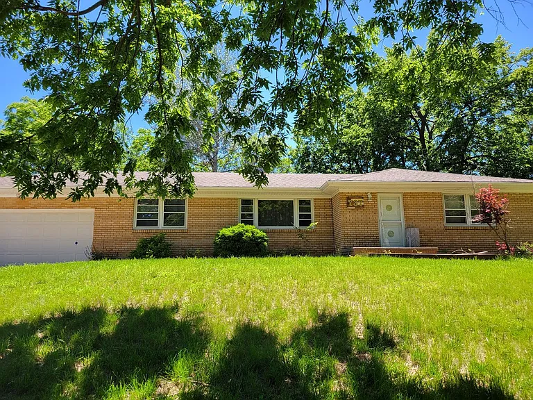 737 Lindberg Dr — Photo 1