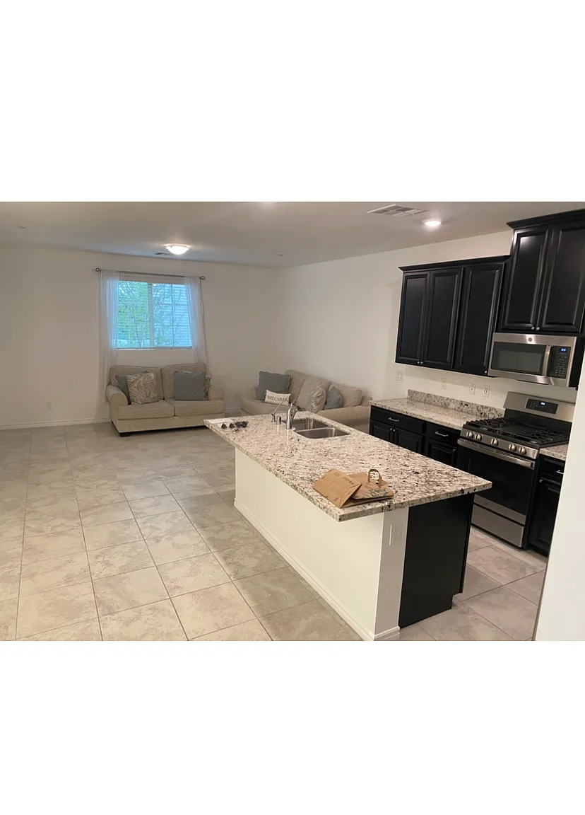 3 bed, 2.5 bath, 1827 sqft, $2,200 — Photo 3