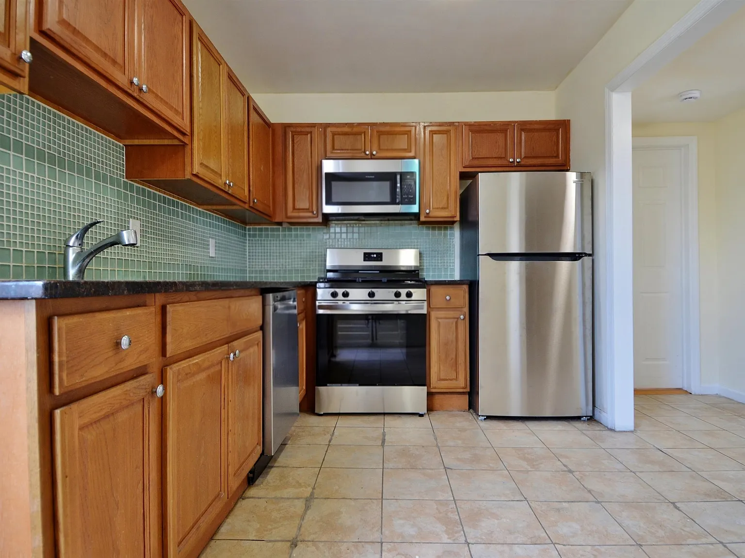 4 bed, 1.5 bath, 1400 sqft, $2,500 — Photo 4