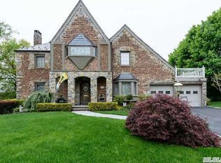 31 Blenheim Dr, Manhasset, NY 11030