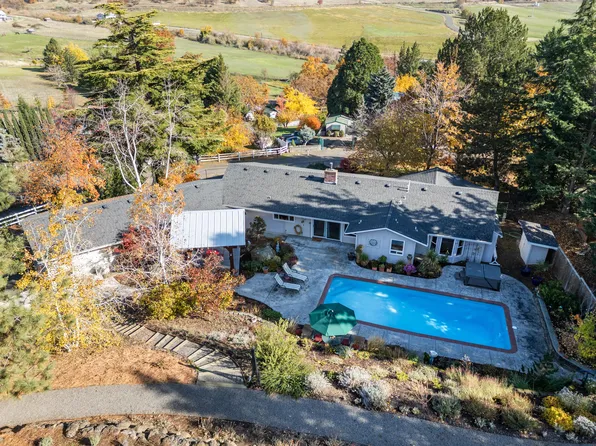 2820 David Ln, Medford, OR 97504