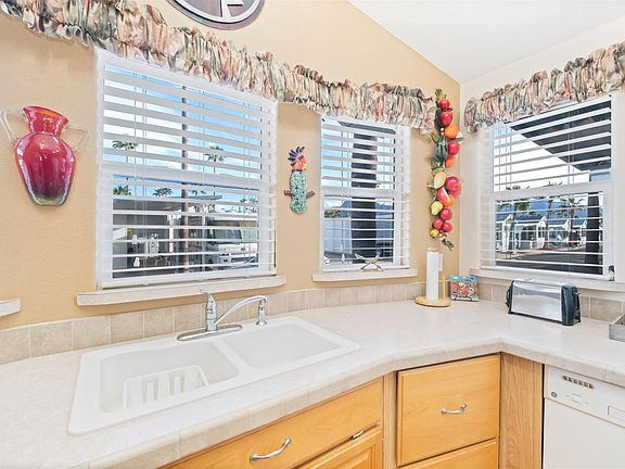 5th image of 742 Emerald Dr