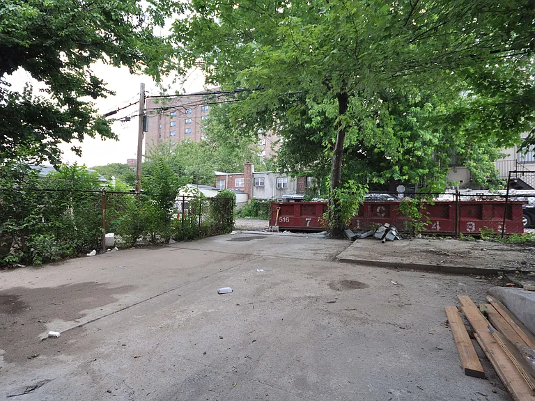 135 E 46th St #1 — Photo 9