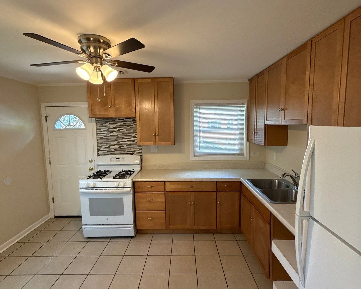 3 bed, 1088 sqft, $2,400 — Photo 3