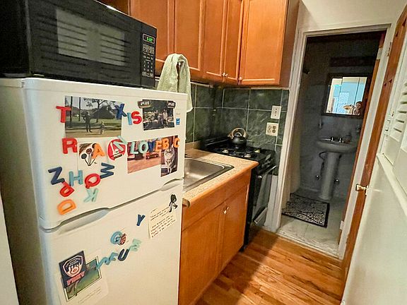 4th image of 105 Christopher St APT 1C