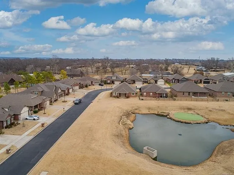 10724 Masters Cir — Photo 25
