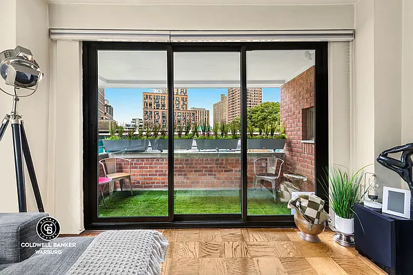 Rented by Coldwell Banker Warburg | media 10