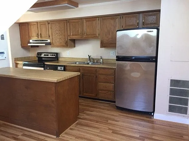 2120 E Broad St #10 — Photo 5