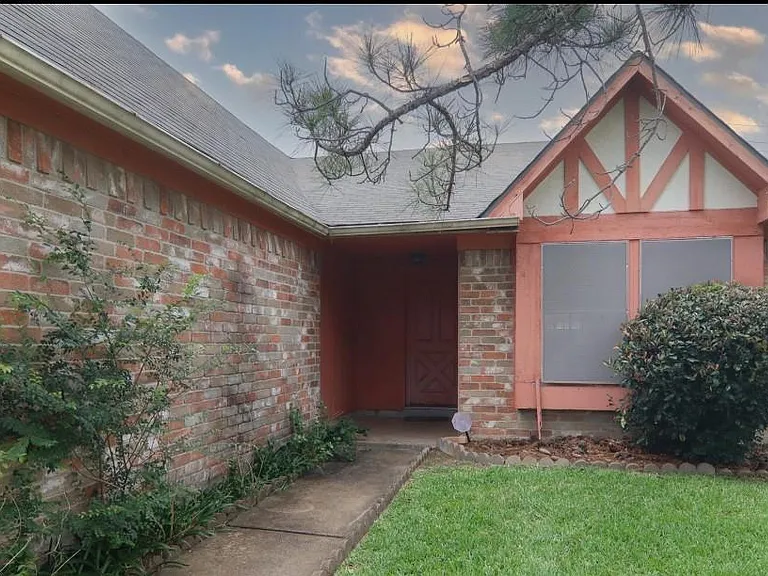 10802 Sashay Dr — Photo 2