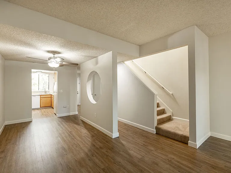 Cambridge Court Townhomes — Photo 38